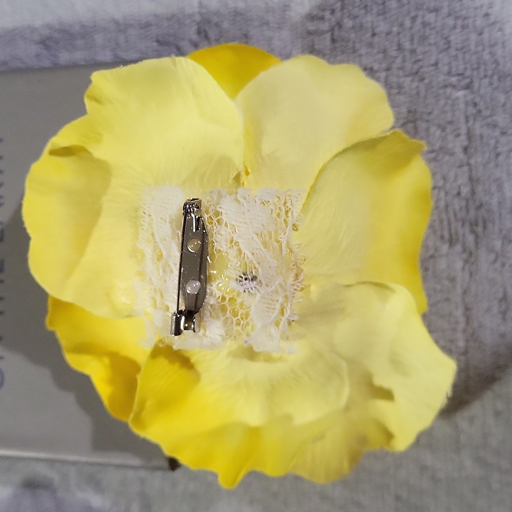 Flower Brooch or Pin 🌼 with Crystals - Picture 3 of 10